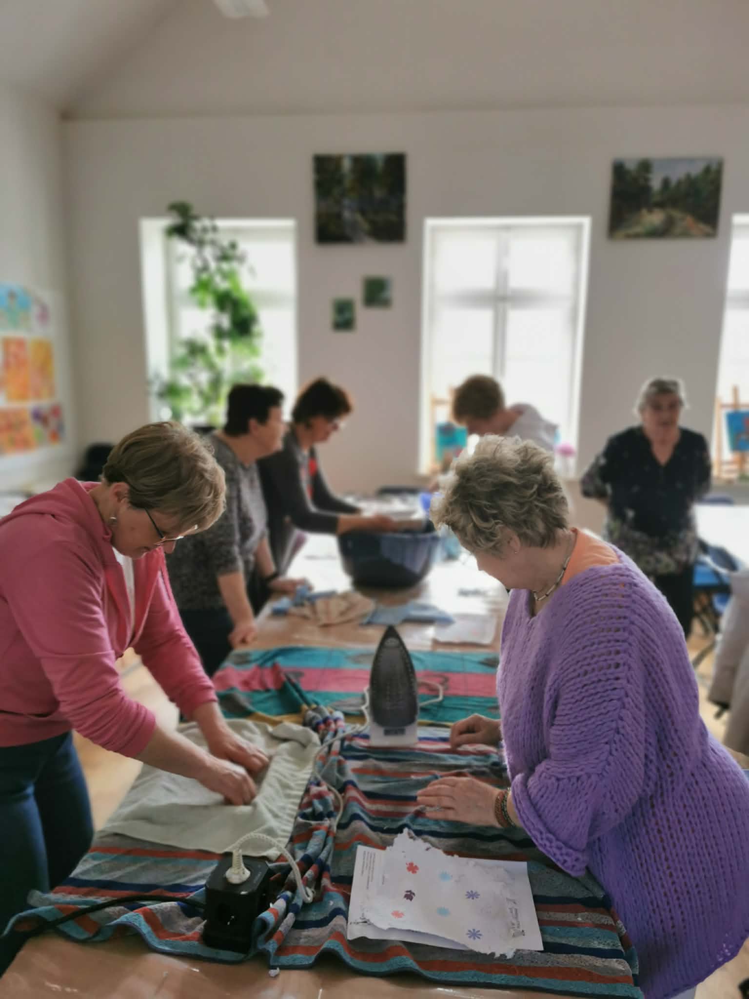 Warsztaty z papieru czerpanego z naszymi Seniorkami