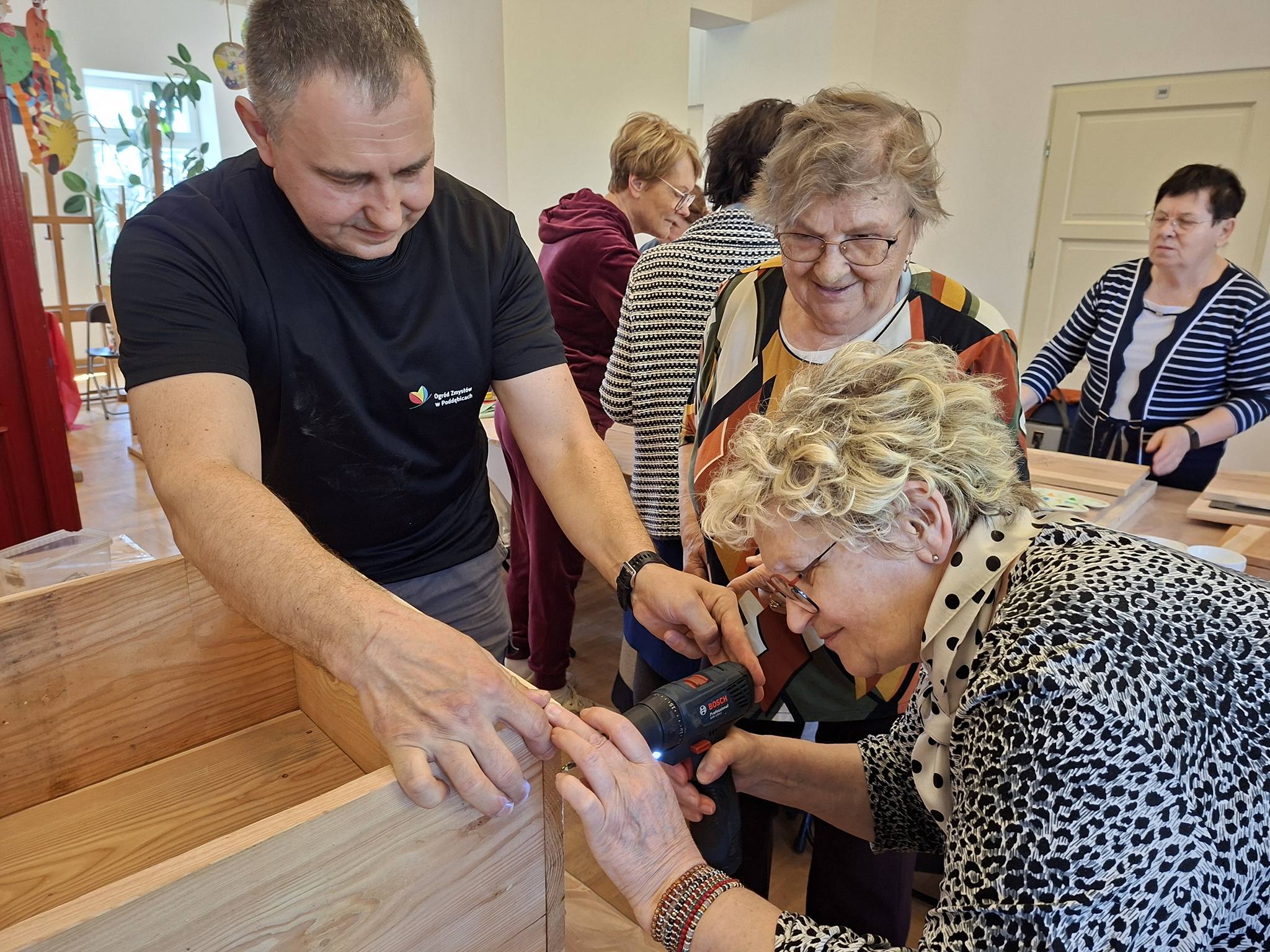Domki dla jeży w wykonaniu Seniorów